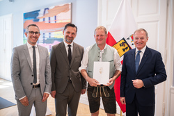 Landeshauptmann Mag. Thomas Stelzer überreicht Dekrete zur Verlängerung und Neubestellung von Führungskräften im Landesdienst.