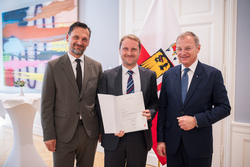 Landeshauptmann Mag. Thomas Stelzer überreicht Dekrete zur Verlängerung und Neubestellung von Führungskräften im Landesdienst.