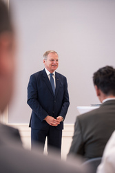 Landeshauptmann Mag. Thomas Stelzer überreicht Dekrete zur Verlängerung und Neubestellung von Führungskräften im Landesdienst.