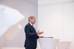 Landeshauptmann Mag. Thomas Stelzer überreicht Dekrete zur Verlängerung und Neubestellung von Führungskräften im Landesdienst.