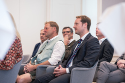 Landeshauptmann Mag. Thomas Stelzer überreicht Dekrete zur Verlängerung und Neubestellung von Führungskräften im Landesdienst.