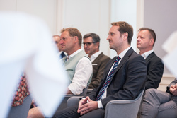 Landeshauptmann Mag. Thomas Stelzer überreicht Dekrete zur Verlängerung und Neubestellung von Führungskräften im Landesdienst.