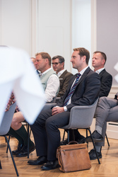 Landeshauptmann Mag. Thomas Stelzer überreicht Dekrete zur Verlängerung und Neubestellung von Führungskräften im Landesdienst.