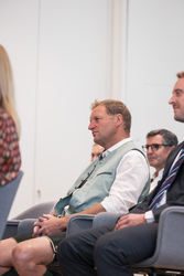 Landeshauptmann Mag. Thomas Stelzer überreicht Dekrete zur Verlängerung und Neubestellung von Führungskräften im Landesdienst.