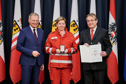 Landeshauptmann Mag. Thomas Stelzer lädt zur Verleihung der Rettungsdienstmedaillen in den Steinernen Saal des Linzer Landhauses zur einer Feierstunde.