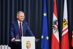 Landeshauptmann Mag. Thomas Stelzer lädt zur Verleihung der Rettungsdienstmedaillen in den Steinernen Saal des Linzer Landhauses zur einer Feierstunde.