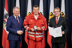 Landeshauptmann Mag. Thomas Stelzer lädt zur Verleihung der Rettungsdienstmedaillen in den Steinernen Saal des Linzer Landhauses zur einer Feierstunde.