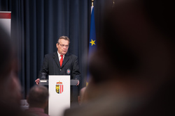 Landeshauptmann Mag. Thomas Stelzer ehrt langjährige Blutspenderinnen und Blutspender im Steinernen Saal des Linzer Landhauses.