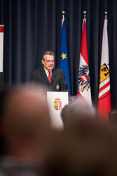 Landeshauptmann Mag. Thomas Stelzer ehrt langjährige Blutspenderinnen und Blutspender im Steinernen Saal des Linzer Landhauses.