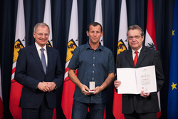 Landeshauptmann Mag. Thomas Stelzer ehrt langjährige Blutspenderinnen und Blutspender im Steinernen Saal des Linzer Landhauses.
