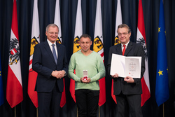 Landeshauptmann Mag. Thomas Stelzer ehrt langjährige Blutspenderinnen und Blutspender im Steinernen Saal des Linzer Landhauses.