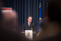 Landeshauptmann Mag. Thomas Stelzer ehrt langjährige Blutspenderinnen und Blutspender im Steinernen Saal des Linzer Landhauses.