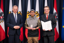 Landeshauptmann Mag. Thomas Stelzer ehrt langjährige Blutspenderinnen und Blutspender im Steinernen Saal des Linzer Landhauses.