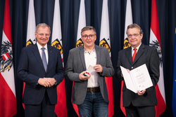 Landeshauptmann Mag. Thomas Stelzer ehrt langjährige Blutspenderinnen und Blutspender im Steinernen Saal des Linzer Landhauses.