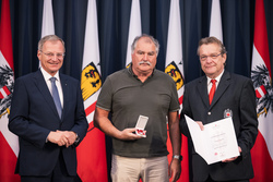 Landeshauptmann Mag. Thomas Stelzer ehrt langjährige Blutspenderinnen und Blutspender im Steinernen Saal des Linzer Landhauses.