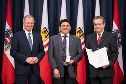 Landeshauptmann Mag. Thomas Stelzer ehrt langjährige Blutspenderinnen und Blutspender im Steinernen Saal des Linzer Landhauses.