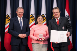 Landeshauptmann Mag. Thomas Stelzer ehrt langjährige Blutspenderinnen und Blutspender im Steinernen Saal des Linzer Landhauses.