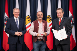 Landeshauptmann Mag. Thomas Stelzer ehrt langjährige Blutspenderinnen und Blutspender im Steinernen Saal des Linzer Landhauses.