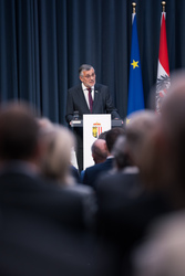 Landeshauptmann Mag. Thomas Stelzer verleiht Berufstitel an verdiente Lehrerinnen und Lehrer im Linzer Landhaus.