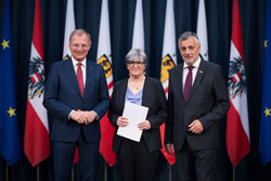 Landeshauptmann Mag. Thomas Stelzer verleiht Berufstitel an verdiente Lehrerinnen und Lehrer im Linzer Landhaus.