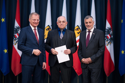 Landeshauptmann Mag. Thomas Stelzer verleiht Berufstitel an verdiente Lehrerinnen und Lehrer im Linzer Landhaus.