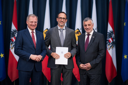 Landeshauptmann Mag. Thomas Stelzer verleiht Berufstitel an verdiente Lehrerinnen und Lehrer im Linzer Landhaus.