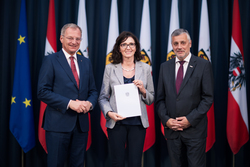 Landeshauptmann Mag. Thomas Stelzer verleiht Berufstitel an verdiente Lehrerinnen und Lehrer im Linzer Landhaus.