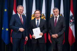 Landeshauptmann Mag. Thomas Stelzer verleiht Berufstitel an verdiente Lehrerinnen und Lehrer im Linzer Landhaus.