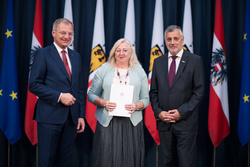 Landeshauptmann Mag. Thomas Stelzer verleiht Berufstitel an verdiente Lehrerinnen und Lehrer im Linzer Landhaus.