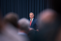 Landeshauptmann Mag. Thomas Stelzer verleiht Berufstitel an verdiente Lehrerinnen und Lehrer im Linzer Landhaus.