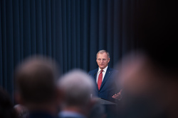 Landeshauptmann Mag. Thomas Stelzer verleiht Berufstitel an verdiente Lehrerinnen und Lehrer im Linzer Landhaus.