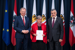 Landeshauptmann Mag. Thomas Stelzer verleiht Berufstitel an verdiente Lehrerinnen und Lehrer im Linzer Landhaus.