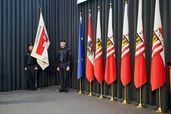 LH Mag. Thomas Stelzer bei der Angelobung neuer Justizwachebeamtinnen und - beamter