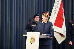 LH Mag. Thomas Stelzer bei der Angelobung neuer Justizwachebeamtinnen und - beamter