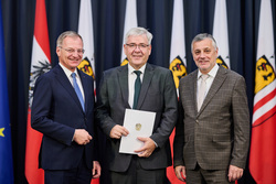 Landeshauptmann Mag. Thomas Stelzer verleiht LehrerInnen-Berufstitel im Rahmen einer Feierstunde im Linzer Landhaus.