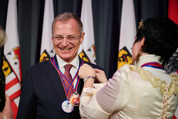 Die Eferdinger Faschingsgilde übernimmt das Landhauszepter von Landeshauptmann Mag. Thomas Stelzer