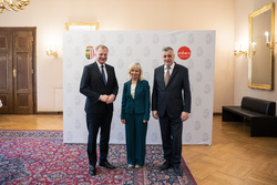 Mittagessen für ehemalige Lehrerinnen und Lehrer