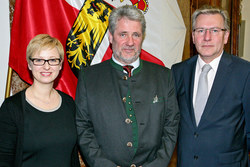 Landesrätin Mag. Doris Hummer und Landesschulratspräsident Fritz Enzenhofer empfangen Junglehrer im Linzer Landhaus