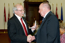 Landeshauptmann-Stellvertreter Josef Ackerl überreicht an verdiente Persönlichkeiten Landesauszeichnungen
VERDIENSTMEDAILLE DES LANDES OBERÖSTERREICH
Vizebürgermeister a.D.
Josef GRASMEIER
Bezirksobmann-Stellvertreter des Bezirkes Braunau
und Vorsitzender der Ortsgruppe Altheim