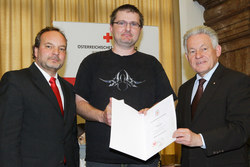 Landeshauptmann Dr.Josef Pühringer überreicht die Verdienstmedaillen an verdiente BlutspenderInnen