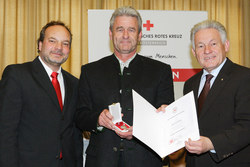 Landeshauptmann Dr.Josef Pühringer überreicht die Verdienstmedaillen an verdiente BlutspenderInnen