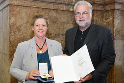 Auszeichnungen im Sozialbereich Dekretübergabe durch Landeshauptmann Dr.Josef Pühringer und Landeshauptmannstellvertreter Josef Ackerl