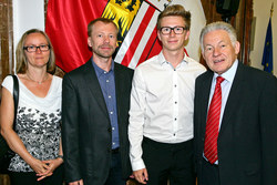 Landeshauptmann Dr.Josef Pühringer empfängt im Linzer Landhaus ausgezeichnete Maturanten