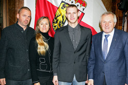 Landeshauptmann Stellvertreter Franz Hiesl gratuliert ausgezeichneten Lehrlingen