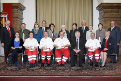 Überreichung der OÖ.Rettungs-Dienstmedaille an verdiente Miterarbeiter des Österr.Roten Kreuzes,Landesverband OÖ durch Landehauptmann Dr.Josef Pühringer