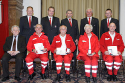 Überreichung der OÖ.Rettungs-Dienstmedaille an verdiente Miterarbeiter des Österr.Roten Kreuzes,Landesverband OÖ durch Landehauptmann Dr.Josef Pühringer