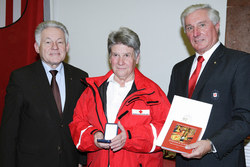 Überreichung der OÖ.Rettungs-Dienstmedaille an verdiente Miterarbeiter des Österr.Roten Kreuzes,Landesverband OÖ durch Landehauptmann Dr.Josef Pühringer