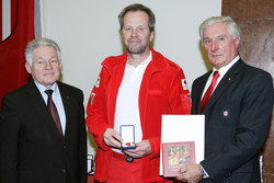 Überreichung der OÖ.Rettungs-Dienstmedaille an verdiente Miterarbeiter des Österr.Roten Kreuzes,Landesverband OÖ durch Landehauptmann Dr.Josef Pühringer