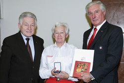 Überreichung der OÖ.Rettungs-Dienstmedaille an verdiente Miterarbeiter des Österr.Roten Kreuzes,Landesverband OÖ durch Landehauptmann Dr.Josef Pühringer