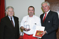 Überreichung der OÖ.Rettungs-Dienstmedaille an verdiente Miterarbeiter des Österr.Roten Kreuzes,Landesverband OÖ durch Landehauptmann Dr.Josef Pühringer